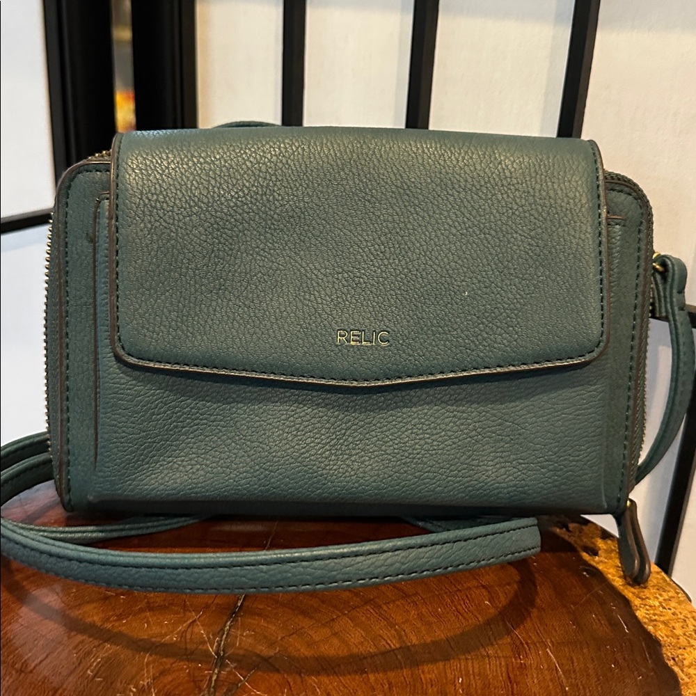 Relic Teal Crossbody Bag with lots of storage EUC Zipper Close